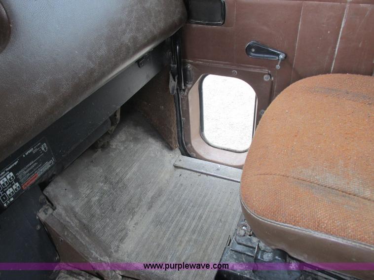 image for item L4128 1992 International 9400 grain truck