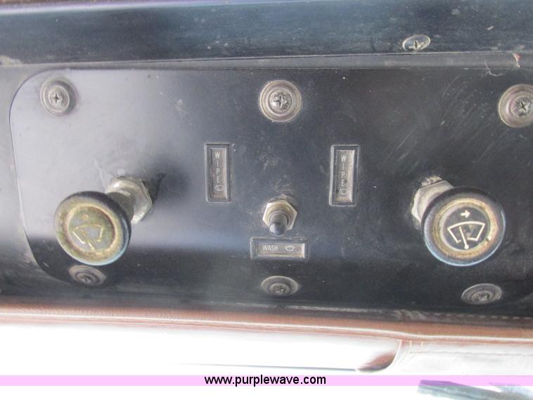 image for item L4128 1992 International 9400 grain truck