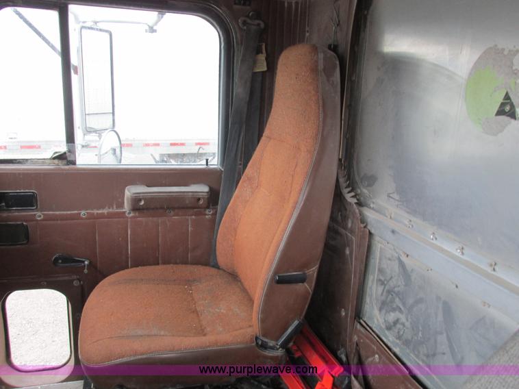 image for item L4128 1992 International 9400 grain truck