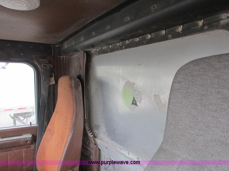 image for item L4128 1992 International 9400 grain truck