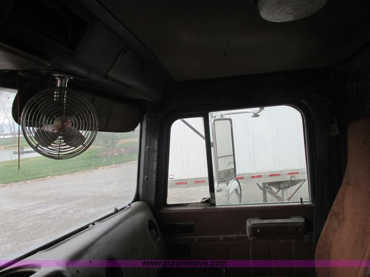 image for item L4128 1992 International 9400 grain truck