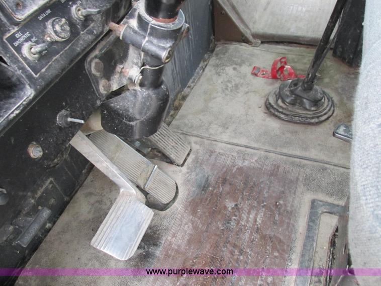 image for item L4128 1992 International 9400 grain truck