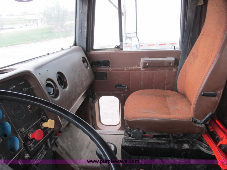 image for item L4128 1992 International 9400 grain truck