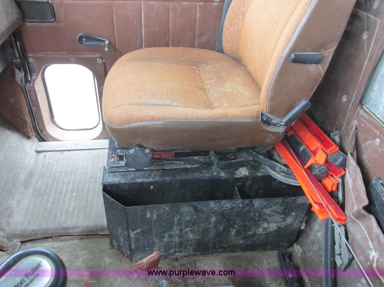 image for item L4128 1992 International 9400 grain truck