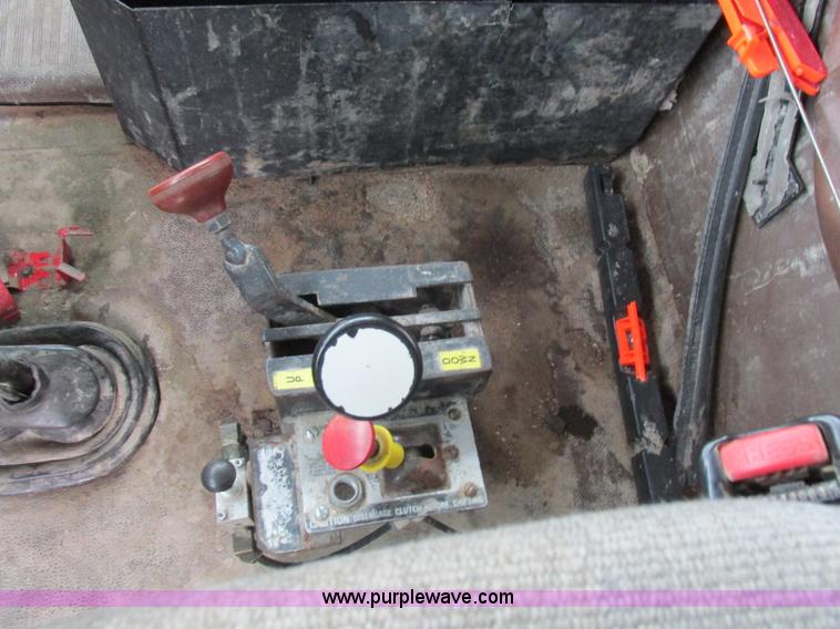 image for item L4128 1992 International 9400 grain truck