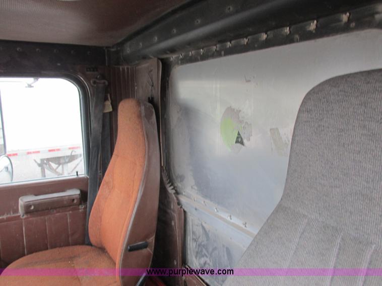 image for item L4128 1992 International 9400 grain truck