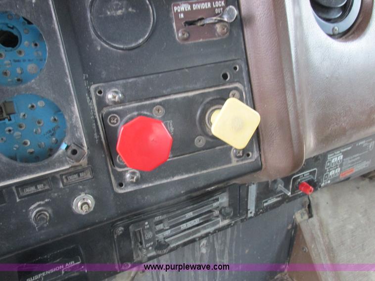 image for item L4128 1992 International 9400 grain truck