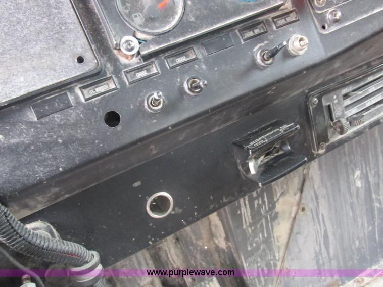 image for item L4128 1992 International 9400 grain truck