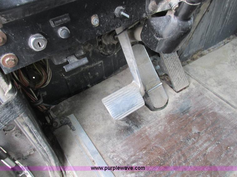 image for item L4128 1992 International 9400 grain truck