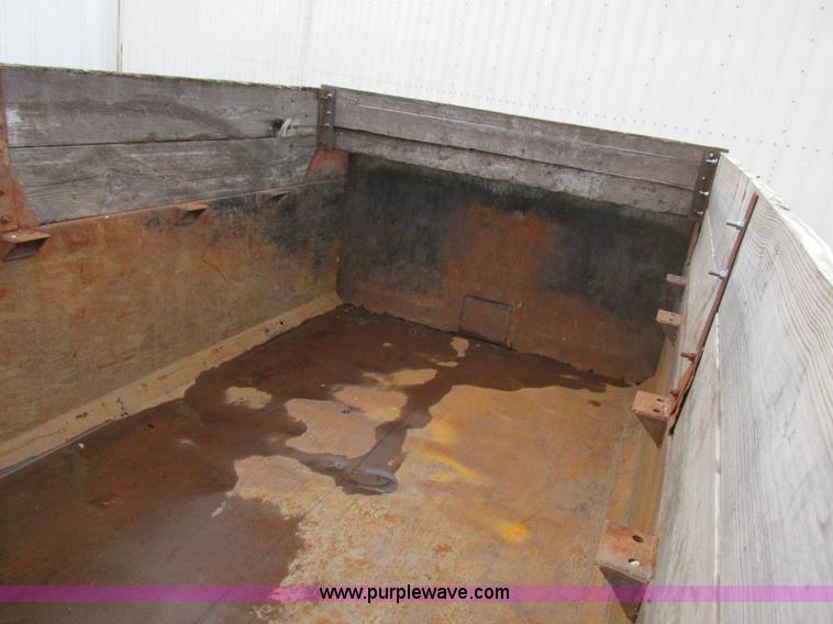 image for item L4128 1992 International 9400 grain truck