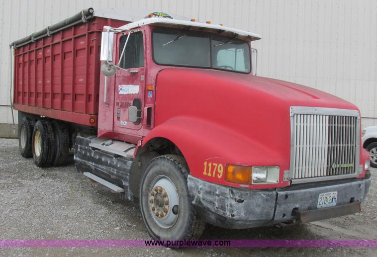 image for item L4130 1993 International 9400 grain truck
