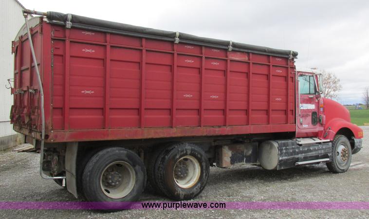 image for item L4130 1993 International 9400 grain truck