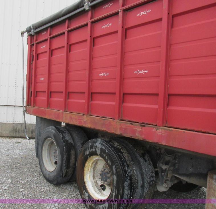 image for item L4130 1993 International 9400 grain truck