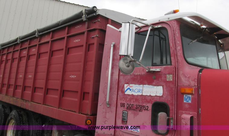 image for item L4130 1993 International 9400 grain truck