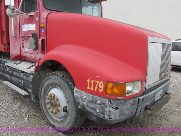 image for item L4130 1993 International 9400 grain truck