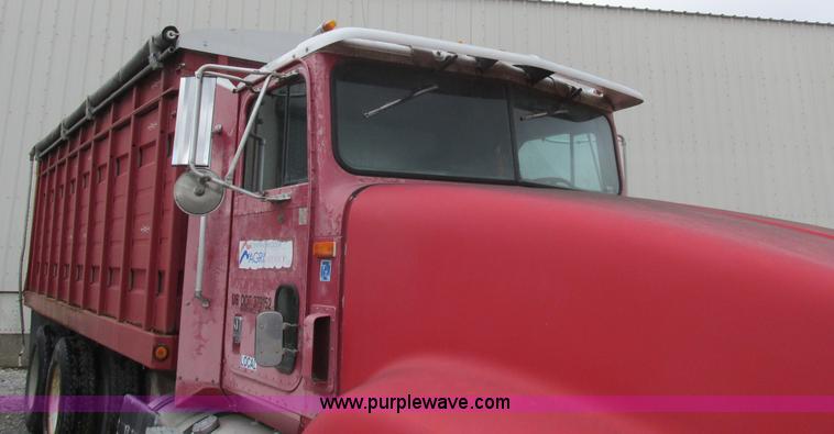image for item L4130 1993 International 9400 grain truck