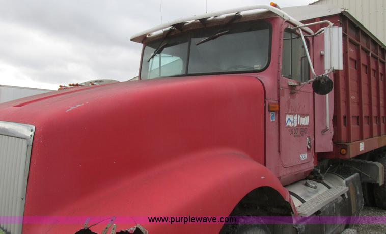 image for item L4130 1993 International 9400 grain truck