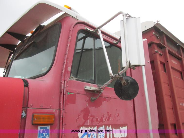 image for item L4130 1993 International 9400 grain truck