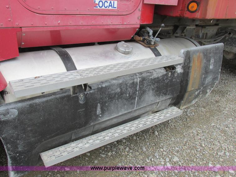 image for item L4130 1993 International 9400 grain truck