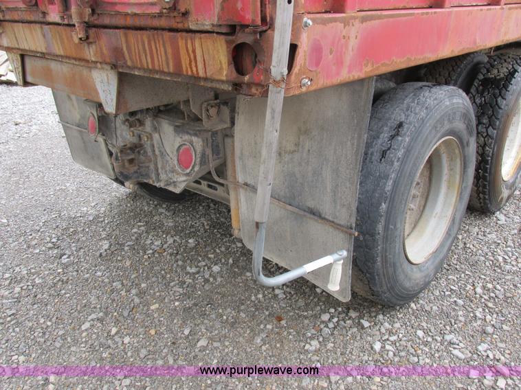 image for item L4130 1993 International 9400 grain truck