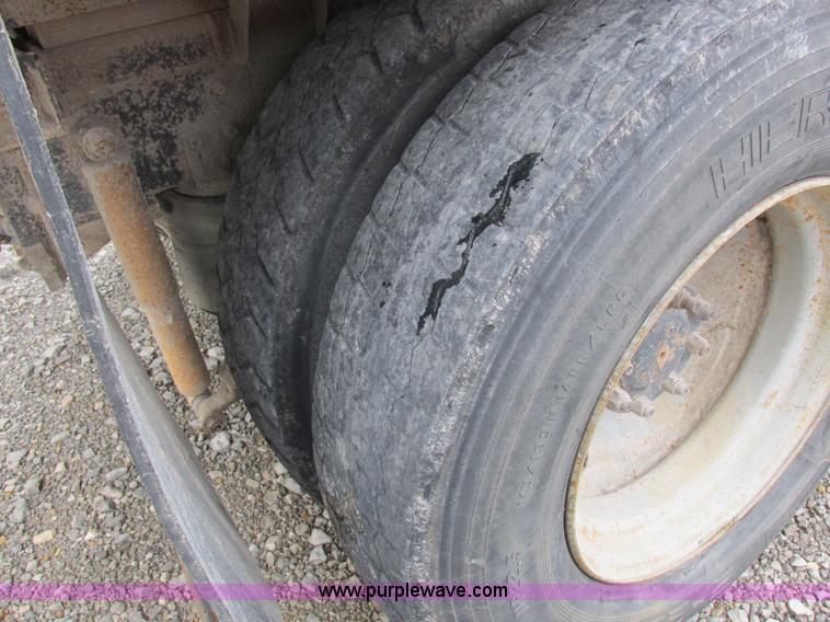 image for item L4130 1993 International 9400 grain truck