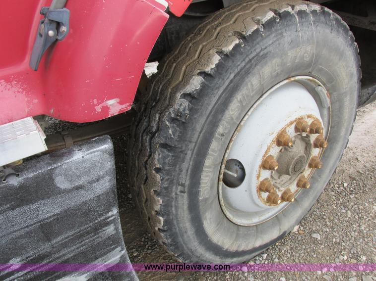 image for item L4130 1993 International 9400 grain truck