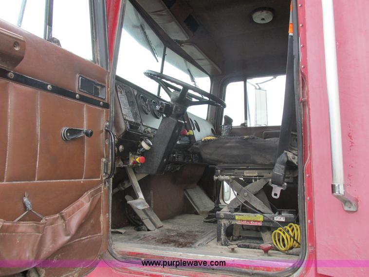 image for item L4130 1993 International 9400 grain truck