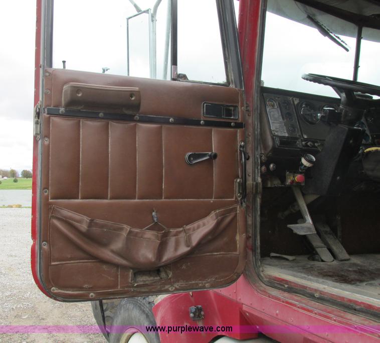 image for item L4130 1993 International 9400 grain truck