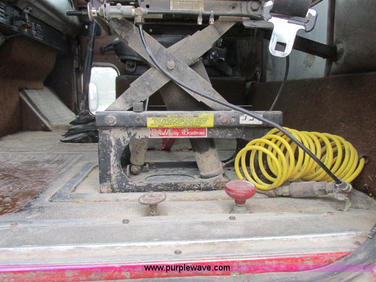 image for item L4130 1993 International 9400 grain truck