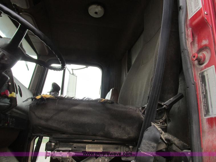 image for item L4130 1993 International 9400 grain truck