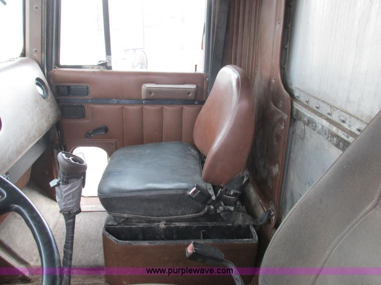 image for item L4130 1993 International 9400 grain truck