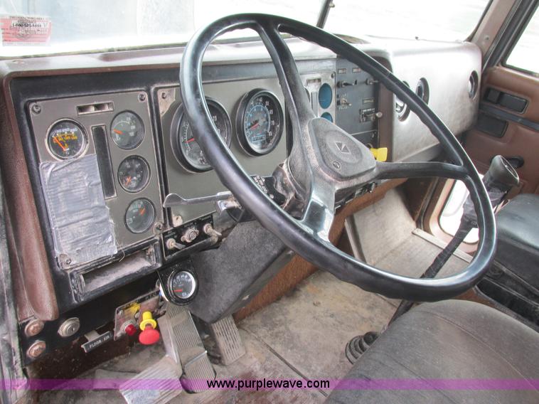 image for item L4130 1993 International 9400 grain truck