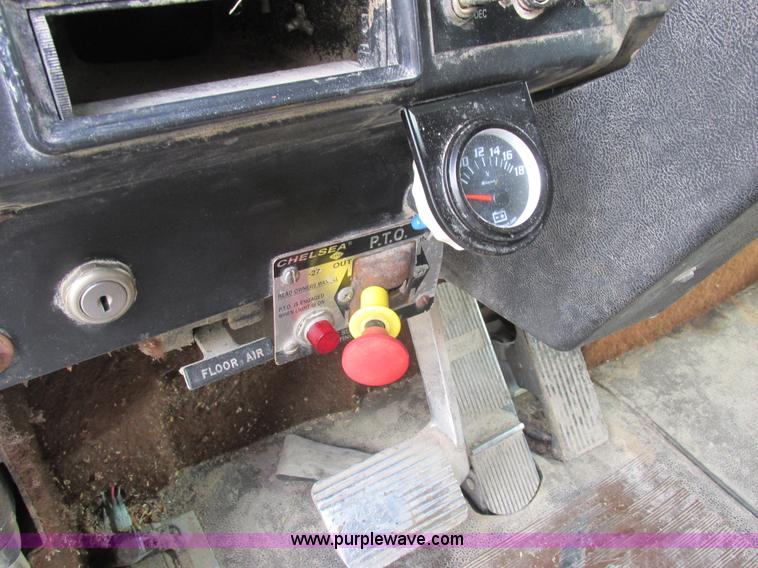 image for item L4130 1993 International 9400 grain truck