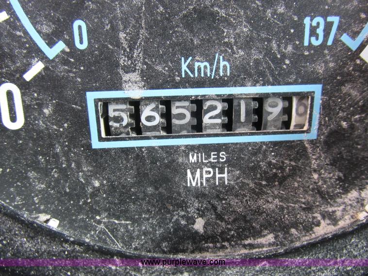 image for item L4130 1993 International 9400 grain truck