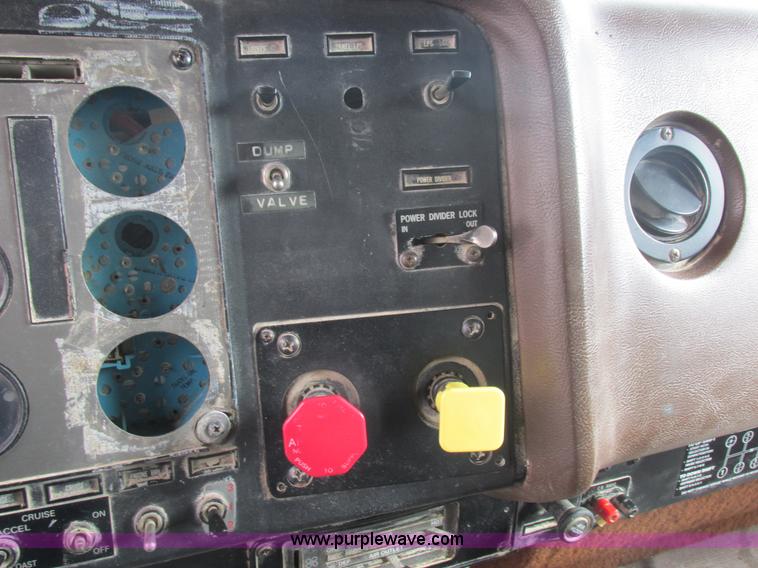 image for item L4130 1993 International 9400 grain truck