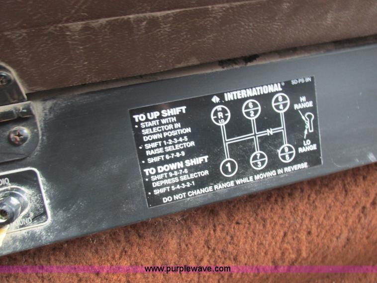 image for item L4130 1993 International 9400 grain truck