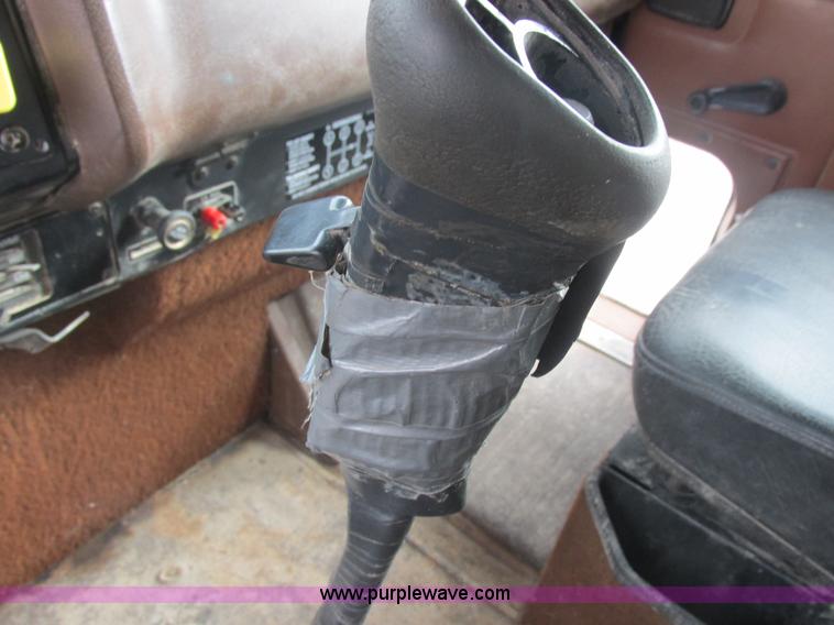 image for item L4130 1993 International 9400 grain truck