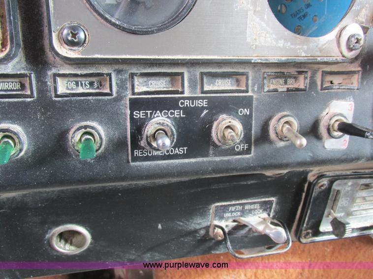 image for item L4130 1993 International 9400 grain truck