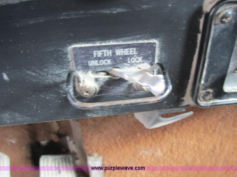 image for item L4130 1993 International 9400 grain truck