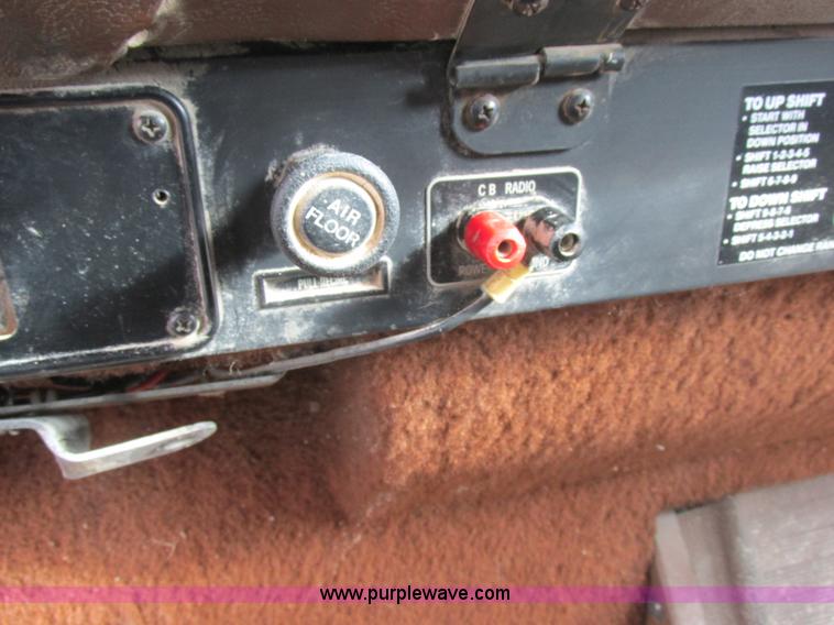 image for item L4130 1993 International 9400 grain truck