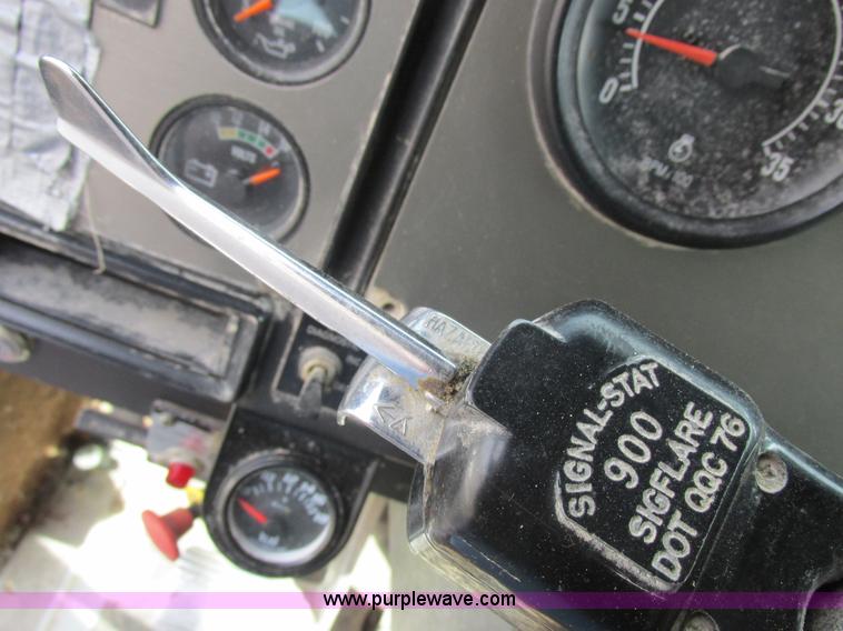 image for item L4130 1993 International 9400 grain truck