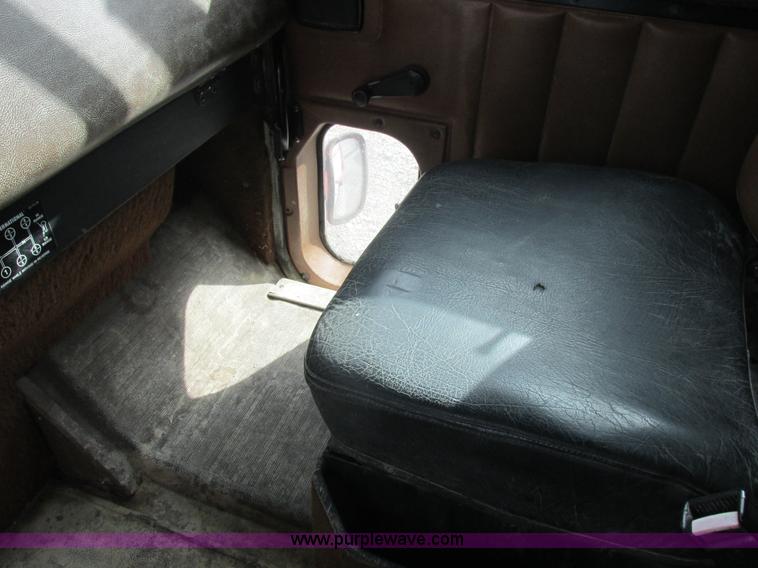 image for item L4130 1993 International 9400 grain truck