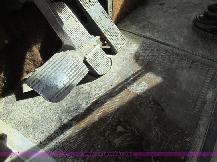 image for item L4130 1993 International 9400 grain truck