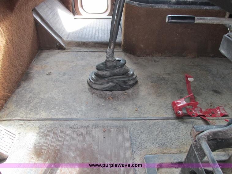 image for item L4130 1993 International 9400 grain truck