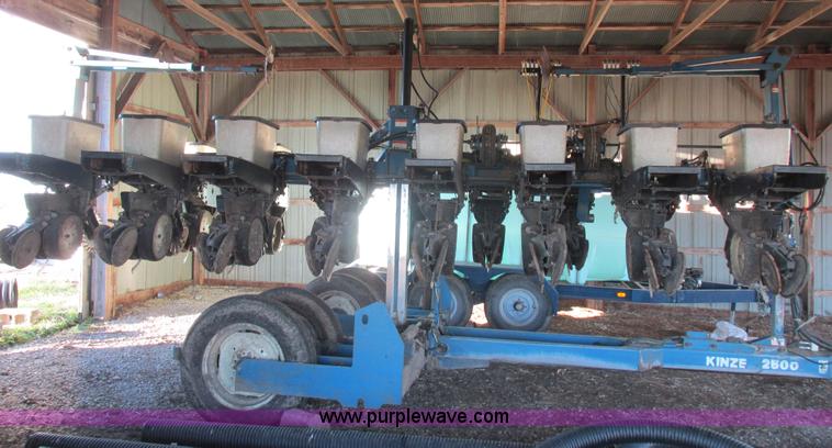 image for item L4143 Kinze 2500 planter