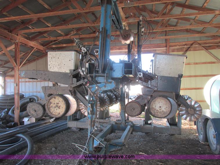 image for item L4143 Kinze 2500 planter