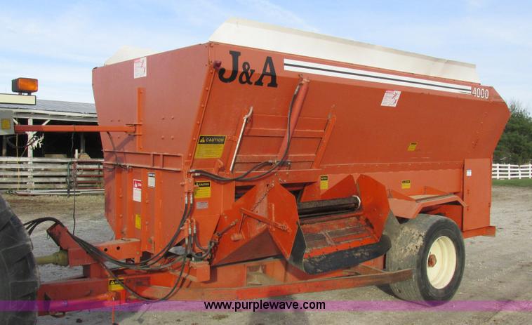 image for item L4148 2000 J&A 4000TRL feed wagon