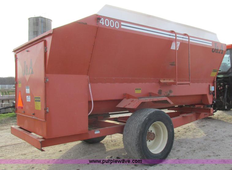 image for item L4148 2000 J&A 4000TRL feed wagon