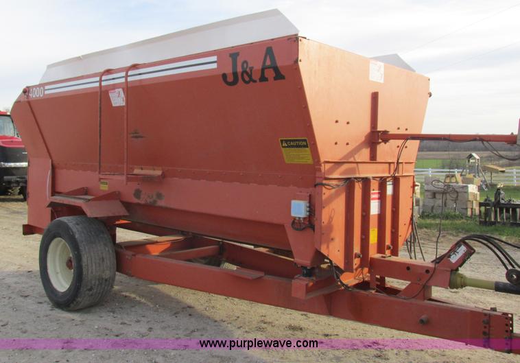 image for item L4148 2000 J&A 4000TRL feed wagon