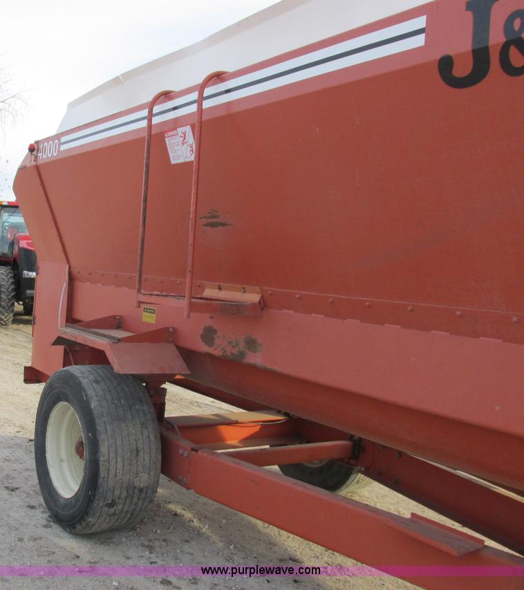 image for item L4148 2000 J&A 4000TRL feed wagon